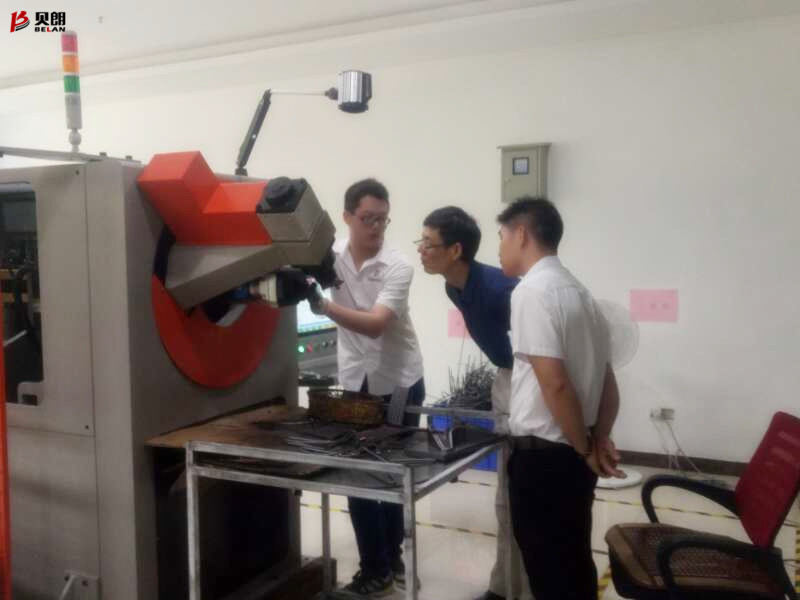 佛山客戶來貝朗看不銹鋼成型機，現場打樣談合作